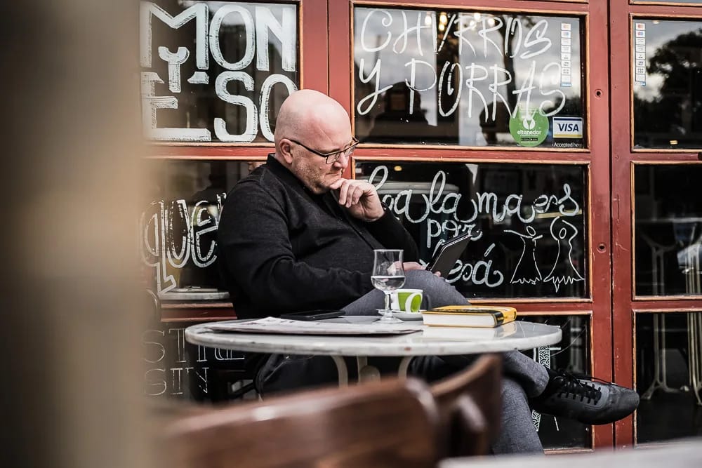 Lars Vollmer am Café-Tisch in Barcelona, in Gedanken versunken