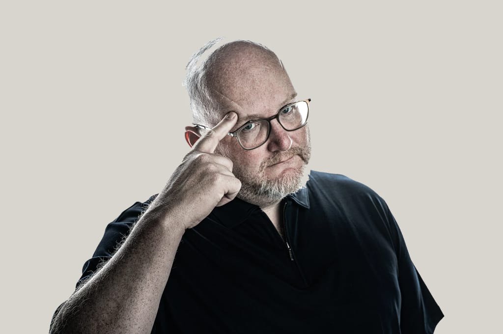 Lars Vollmer, Signature-Pose: Finger an der Schläfe, direkter Blick